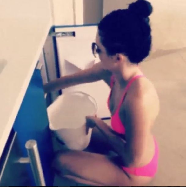 Kendall Jenner podczas splasha pokazała szczupłą sylwetkę 