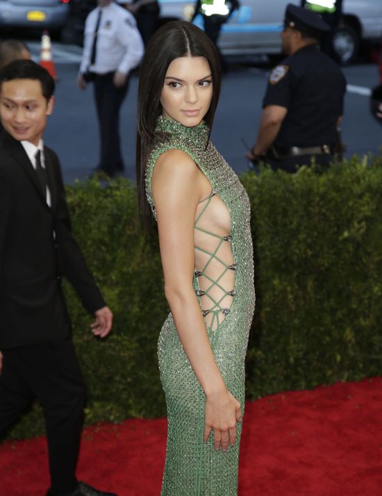 Kendall Jenner bardzo chciała zabłysnąć na gali MET (FOTO)