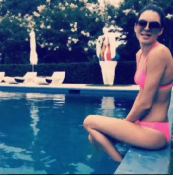 Kendall Jenner podczas splasha pokazała szczupłą sylwetkę 