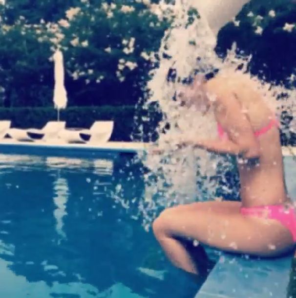 Kendall Jenner podczas splasha pokazała szczupłą sylwetkę 