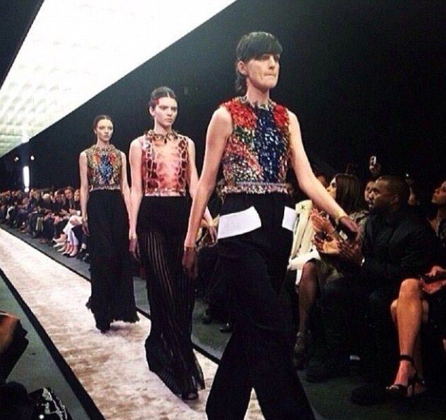 Kiedy Kim Kardashian bawiła się na Oscarach... (FOTO)