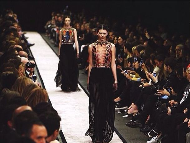 Kiedy Kim Kardashian bawiła się na Oscarach... (FOTO)