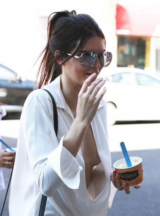 Dekolt do pasa i wyskakujące piersi (FOTO)