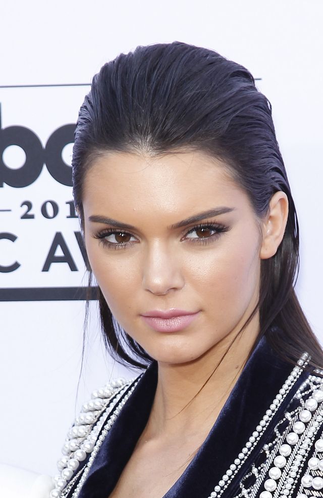 Mało podkładu i bronzer na powieki - poznaj rutynę makijażową Kendall! (WIDEO) Mało podkładu i bronzer na powieki - poznaj rutynę makijażową Kendall! (WIDEO)