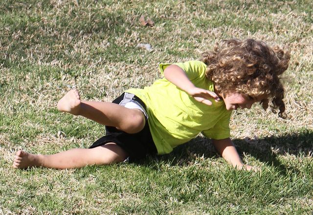 Kendra Wilkinson dopinguje swoich mężczyzn na placu zabaw Kendra Wilkinson dopinguje swoich mężczyzn na placu zabaw