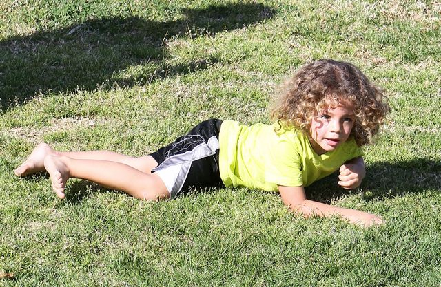 Kendra Wilkinson dopinguje swoich mężczyzn na placu zabaw Kendra Wilkinson dopinguje swoich mężczyzn na placu zabaw