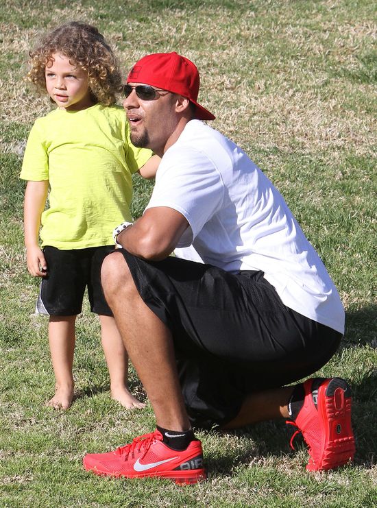 Kendra Wilkinson dopinguje swoich mężczyzn na placu zabaw Kendra Wilkinson dopinguje swoich mężczyzn na placu zabaw