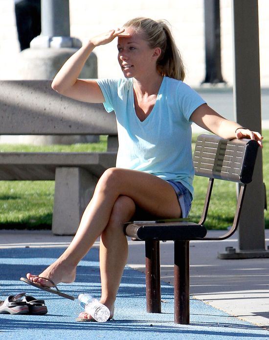 Kendra Wilkinson dopinguje swoich mężczyzn na placu zabaw Kendra Wilkinson dopinguje swoich mężczyzn na placu zabaw