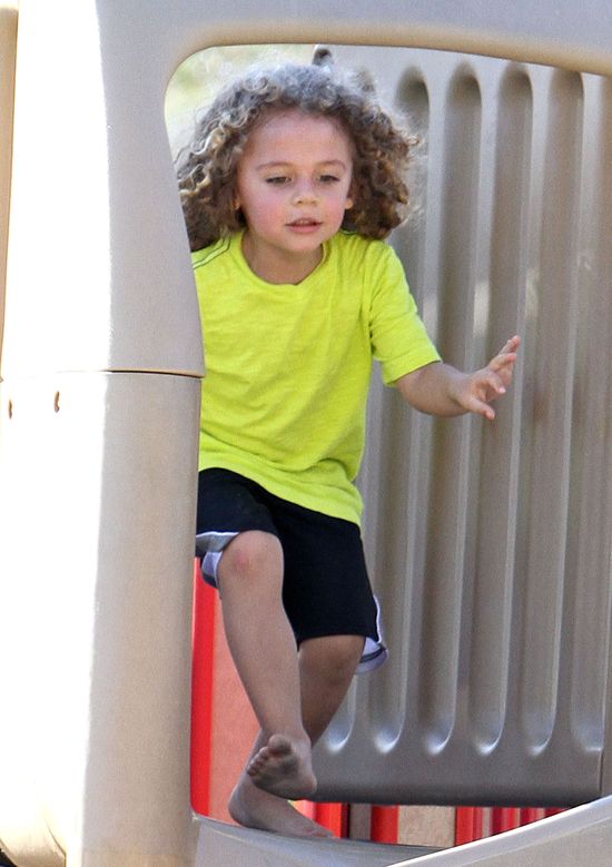 Kendra Wilkinson dopinguje swoich mężczyzn na placu zabaw Kendra Wilkinson dopinguje swoich mężczyzn na placu zabaw