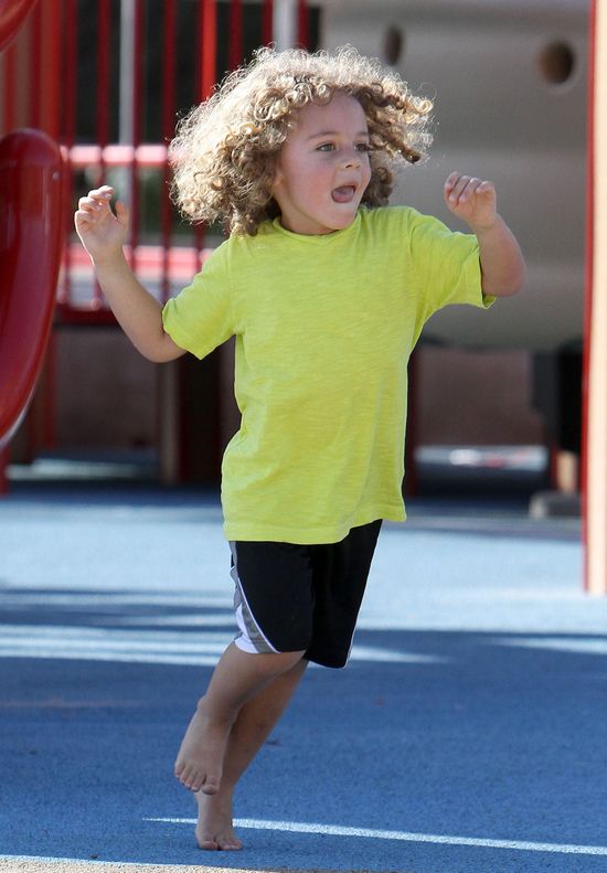 Kendra Wilkinson dopinguje swoich mężczyzn na placu zabaw Kendra Wilkinson dopinguje swoich mężczyzn na placu zabaw