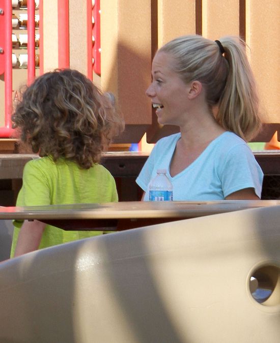 Kendra Wilkinson dopinguje swoich mężczyzn na placu zabaw Kendra Wilkinson dopinguje swoich mężczyzn na placu zabaw