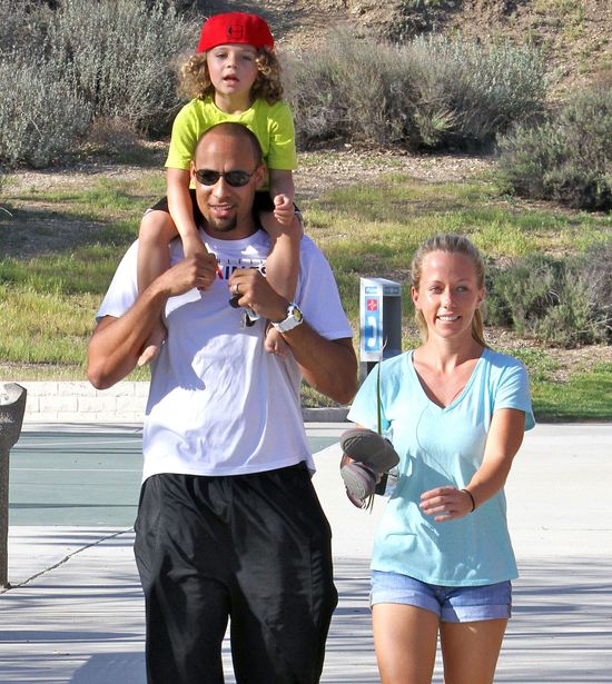 Kendra Wilkinson dopinguje swoich mężczyzn na placu zabaw Kendra Wilkinson dopinguje swoich mężczyzn na placu zabaw