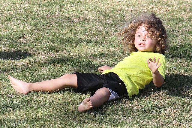 Kendra Wilkinson dopinguje swoich mężczyzn na placu zabaw Kendra Wilkinson dopinguje swoich mężczyzn na placu zabaw