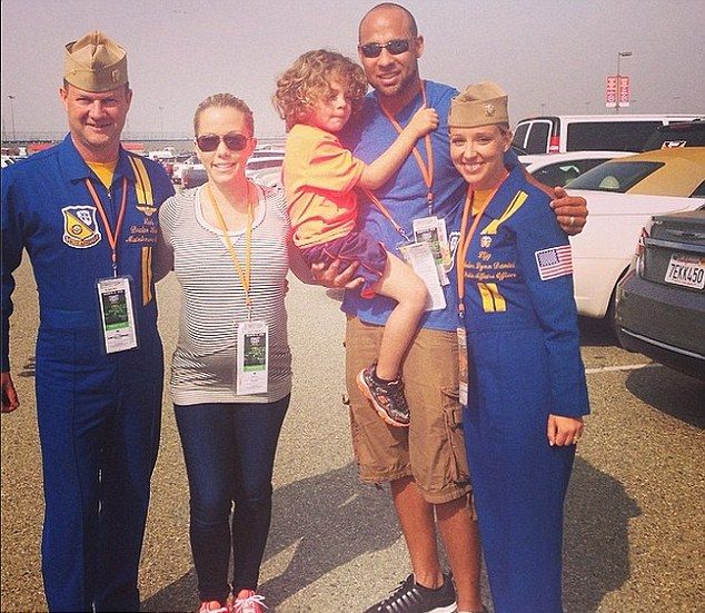 Piwo na brzuchu ciężarnej Kendry Wilkinson?! (FOTO)