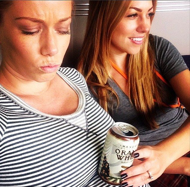 Piwo na brzuchu ciężarnej Kendry Wilkinson?! (FOTO) Piwo na brzuchu ciężarnej Kendry Wilkinson?! (FOTO)