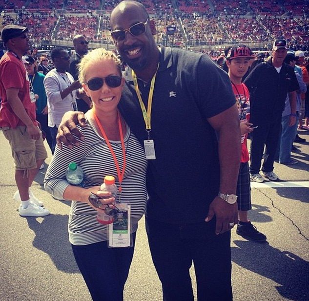 Piwo na brzuchu ciężarnej Kendry Wilkinson?! (FOTO) Piwo na brzuchu ciężarnej Kendry Wilkinson?! (FOTO)