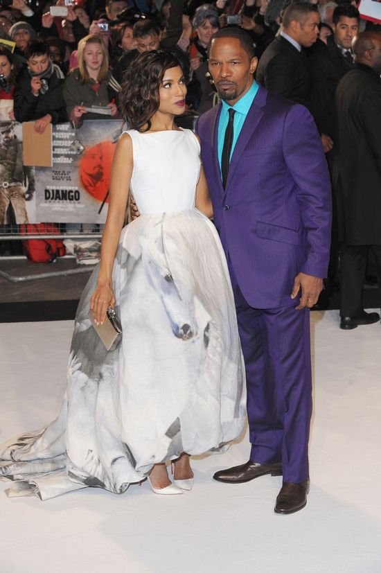 Biała suknia z koniem - hit czy kit? (FOTO)