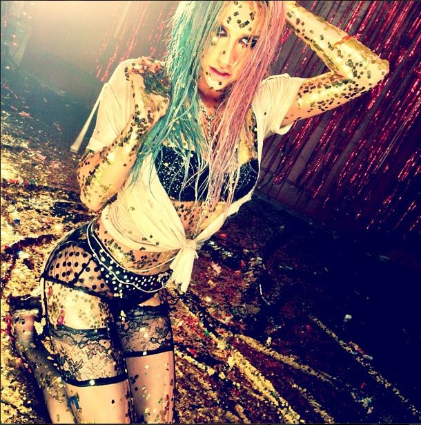 Ke$ha też wygina śmiało ciało (FOTO)