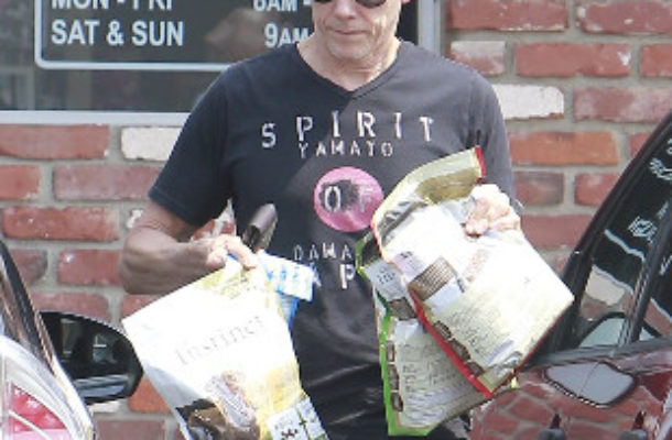 Kevin Bacon robi zakupy dla Lilly (FOTO)
