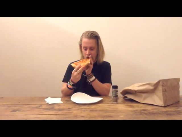 Macaulay Culkin przez 4 minuty je kawałek pizzy [VIDEO]