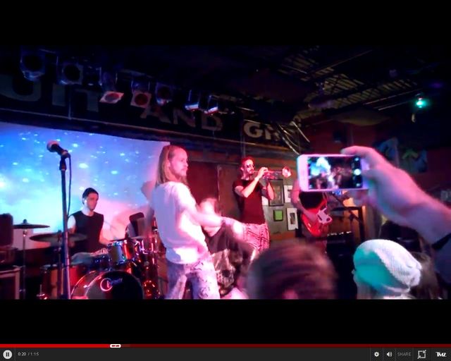 Ale ohyda. Pijany Kevin sam w domu szaleje na scenie VIDEO