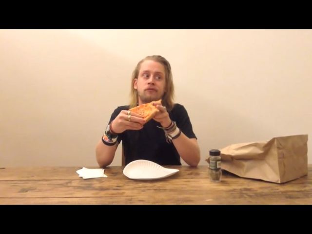 Macaulay Culkin przez 4 minuty je kawałek pizzy [VIDEO]