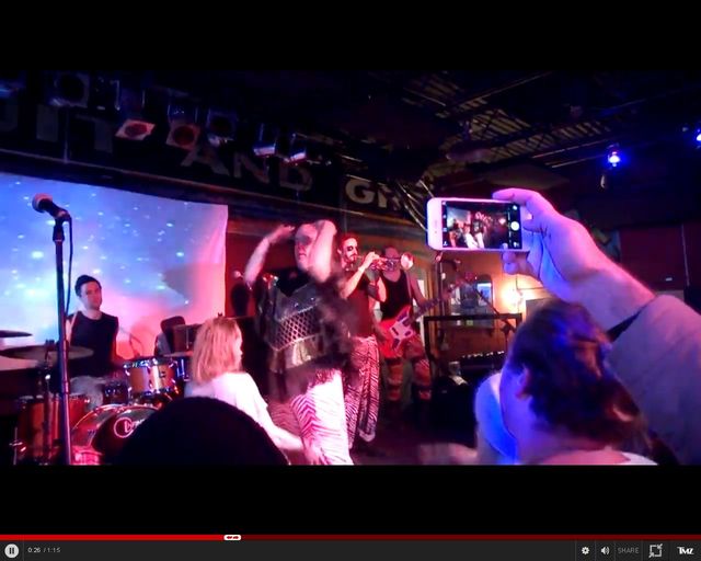 Ale ohyda. Pijany Kevin sam w domu szaleje na scenie VIDEO