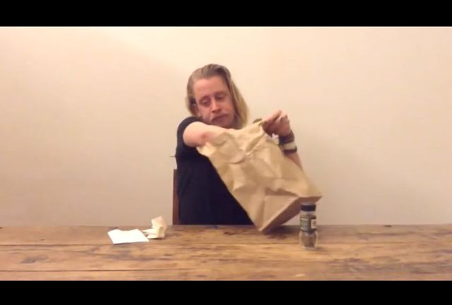 Macaulay Culkin przez 4 minuty je kawałek pizzy [VIDEO]