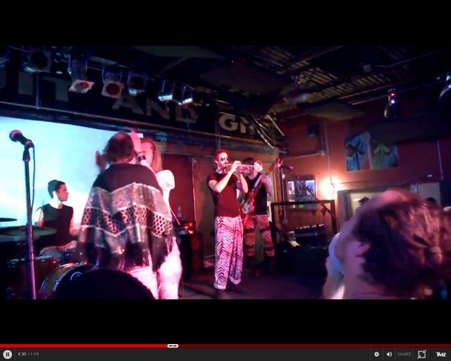 Ale ohyda. Pijany Kevin sam w domu szaleje na scenie VIDEO