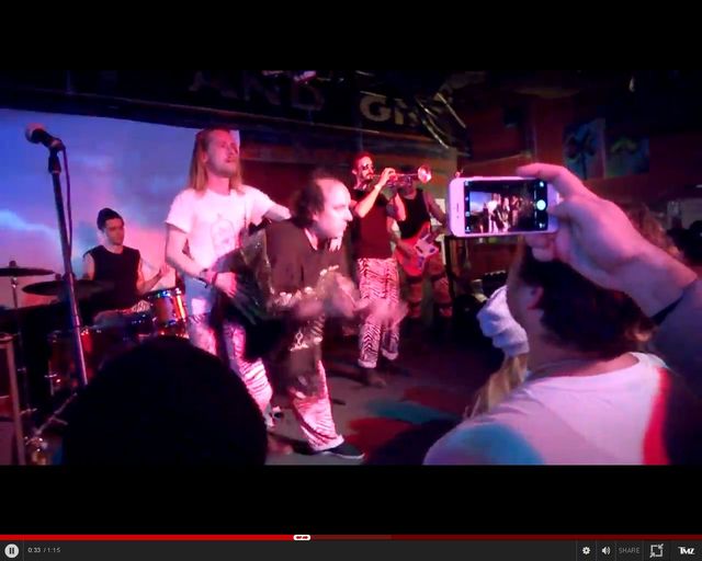 Ale ohyda. Pijany Kevin sam w domu szaleje na scenie VIDEO