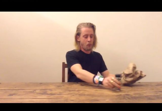 Macaulay Culkin przez 4 minuty je kawałek pizzy [VIDEO]