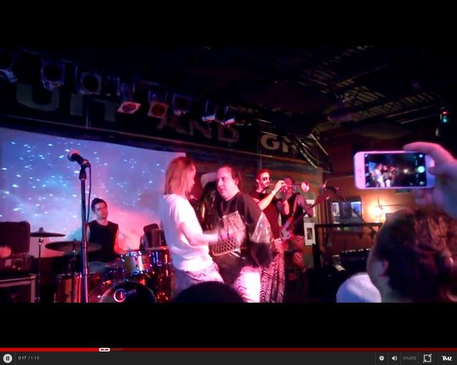 Ale ohyda. Pijany Kevin sam w domu szaleje na scenie VIDEO