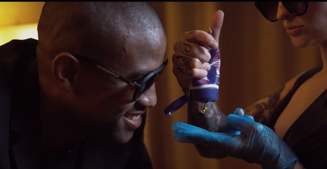 Na tym nagraniu Amber Rose wpycha palce w **** Kanye, a Leo pije wódkę