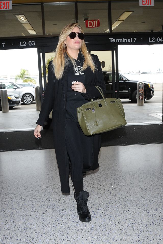 Khloe Kardashian ukrywa ciążowy brzuszek pod płaszczem. Kwitnie?