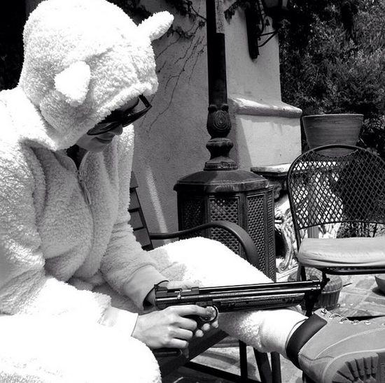 Khloe Kardashian straszy spluwą! (FOTO)