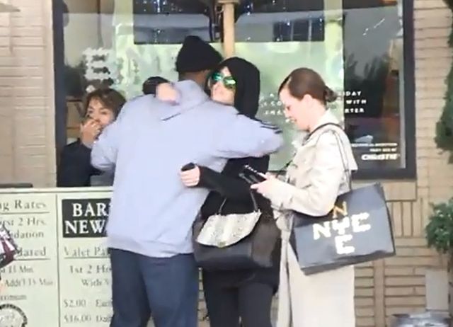 Khloe Kardashian przytula się z kolejnym koszykarzem! VIDEO