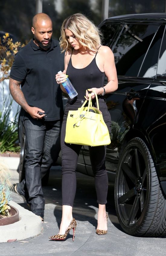 Khloe Kardashian zainwestowała w biust i zrzuciła stanik (FOTO) Khloe Kardashian zainwestowała w biust i zrzuciła stanik (FOTO)