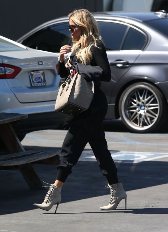 Khloe Kardashian ma problem ze spodniami (FOTO) Khloe Kardashian ma problem ze spodniami (FOTO)