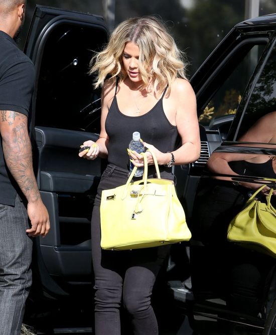 Khloe Kardashian zainwestowała w biust i zrzuciła stanik (FOTO)