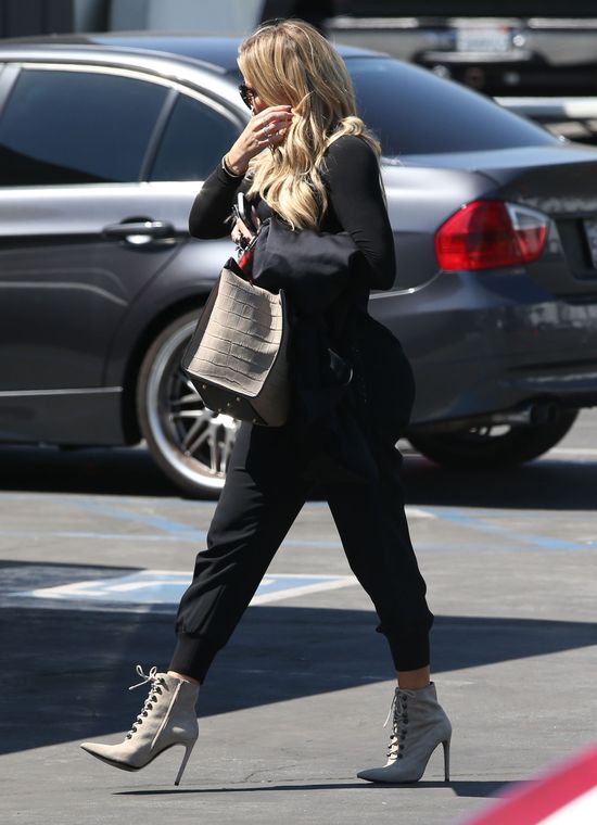 Khloe Kardashian ma problem ze spodniami (FOTO)