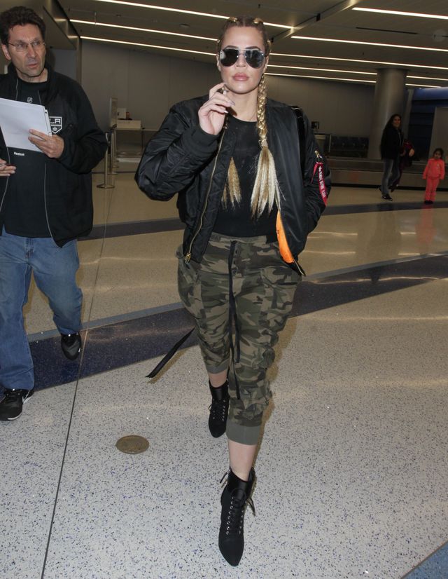 Bojówki i sznurowane botki - celebrytka z pazurem (FOTO)