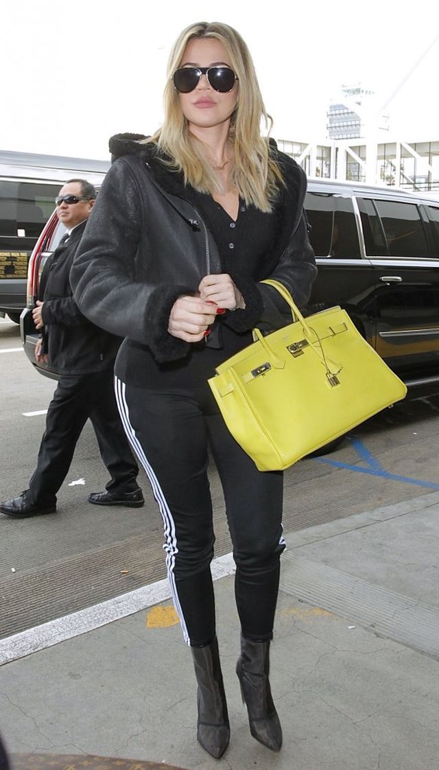 Khloe Kardashian BLUZGA pakując prezent: Znacie jakieś pie**ne tipy?! Khloe Kardashian BLUZGA pakując prezent: Znacie jakieś pie**ne tipy?!