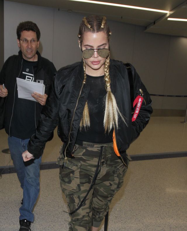 Bojówki i sznurowane botki - celebrytka z pazurem (FOTO)