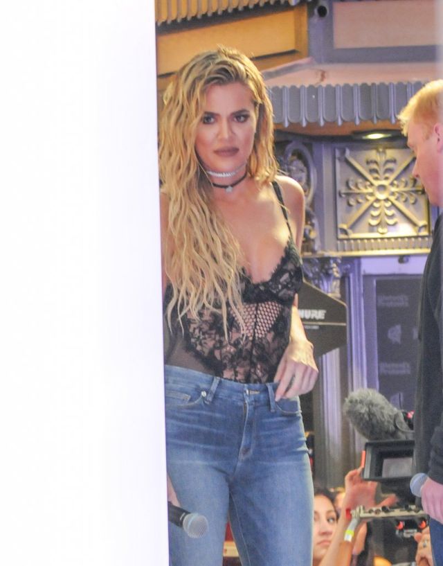 Khloe Kardashian BLUZGA pakując prezent: Znacie jakieś pie**ne tipy?! Khloe Kardashian BLUZGA pakując prezent: Znacie jakieś pie**ne tipy?!