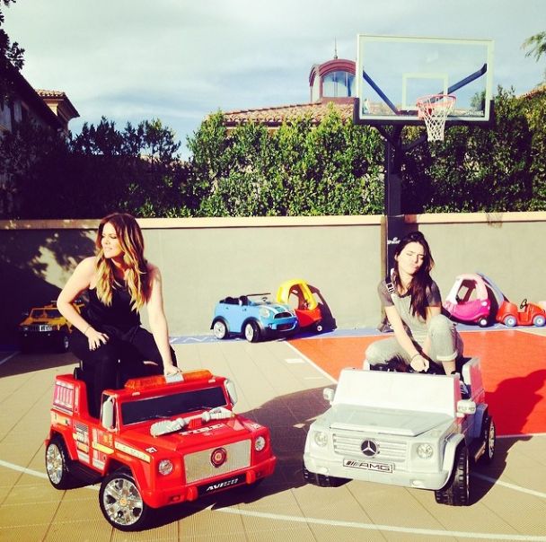 Khloe Kardashian i Kylie Jenner w ferworze zabawy (FOTO)