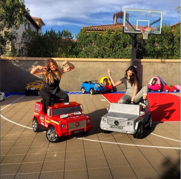 Khloe Kardashian i Kylie Jenner w ferworze zabawy (FOTO)