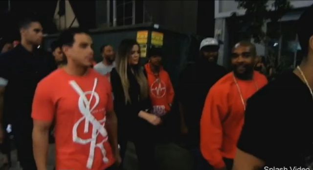 Khloe Kardashian bawi się z raperem... (VIDEO) Khloe Kardashian bawi się z raperem... (VIDEO)