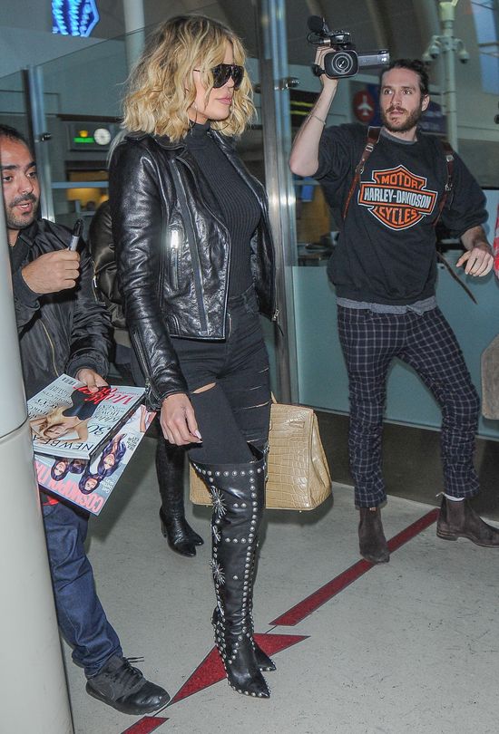 Co powiecie na Khloe Kardashian w kręconych włosach? (FOTO)