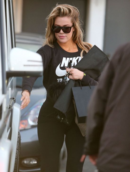 Khloe Kardashian znowu odwiedziła fryzjera (FOTO) Khloe Kardashian znowu odwiedziła fryzjera (FOTO)