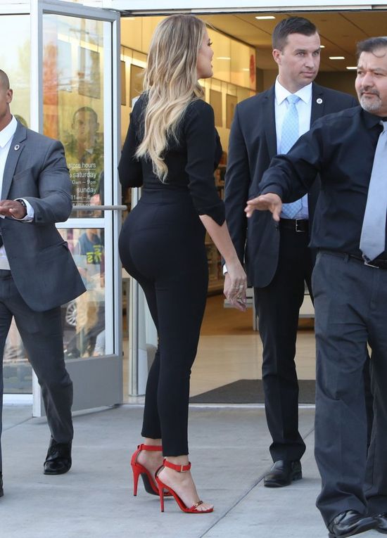 Jak Khloe Kardashian dba o pośladki? (FOTO)